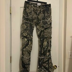 MADE EXTREME GRAY DISTRESSED CAMP CARGO FLARE LEG JEANS.